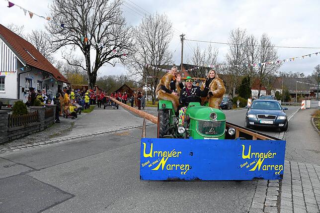 Gewöhnlich ziehen die Urnauer Narren nach einer gründlichen Stärkung beim „Hugo“ durchs Dorf. In diesem Jahr fällt auch ...