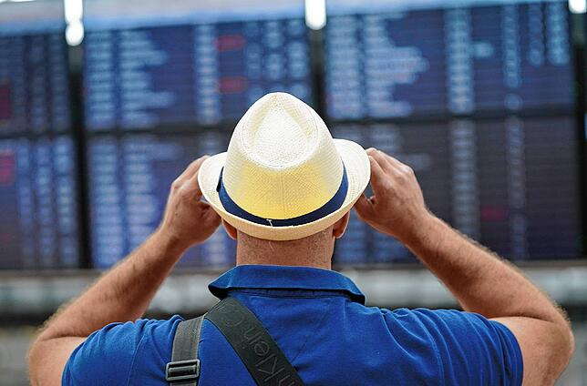 Ein Flugreisender steht vor den Check-In-Schaltern in Terminal 1 am Airport Hamburg.
