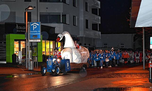 Bereits um 6 Uhr zogen die Narren des Narrenvereins Schwanenmühle, begleitet von ihrem Schwan als Symbol des Vereins, mit lauter ...