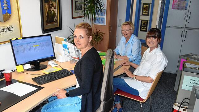 Im Kreis Waldshut wurde am 9. Juni gewählt. Am heutigen Montag wird die Kommunalwahl ausgezählt. Die Wahlhelferinnen Marion Bächle, ...