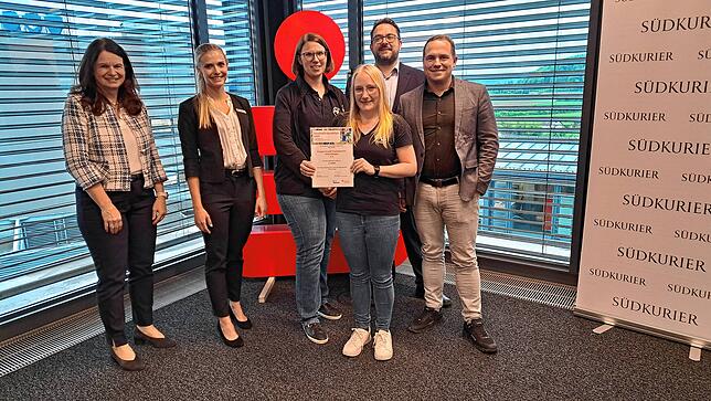 4000 Euro: Guggenmusik Truubehüeter Hohentengen für eine Solaranlage (von links): Silvia Knöpfle, Direktorin Privatkunden der Sparkasse ...