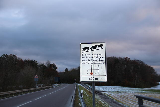 Dieses Hinweisschild weist Lastwagenfahrer darauf hin, in den zweiten Gang zu schalten und die Geschwindigkeit zu reduzieren.