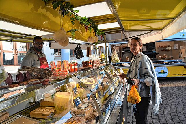 Seit etwa fünf Monaten ist Ayhan Polat mit italienischen Spezialitäten neu auf dem Wochenmarkt, auf dem auch Bürgermeisterin Jacqueline ...