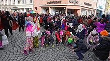 Klein aber Fein war der Umzug am Fastnachtsdienstag. Hier werden auf dem Marktplatz eifrig Malzer eingesammelt.