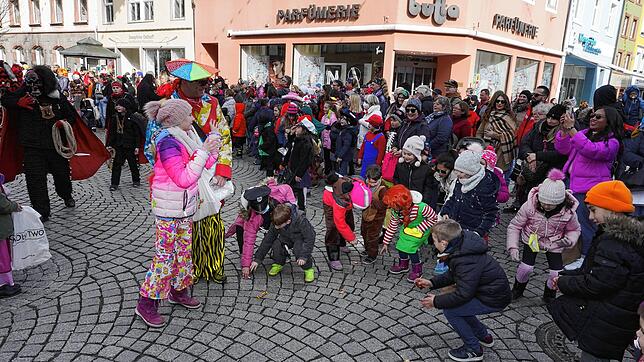 Klein aber Fein war der Umzug am Fastnachtsdienstag. Hier werden auf dem Marktplatz eifrig Malzer eingesammelt.