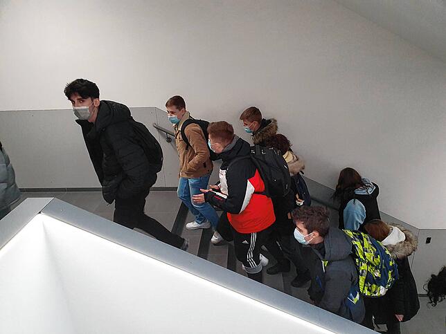 Auch im Flur der Hans-Thoma-Schule tragen nach der Pause viele Schüler gern noch die Maske.