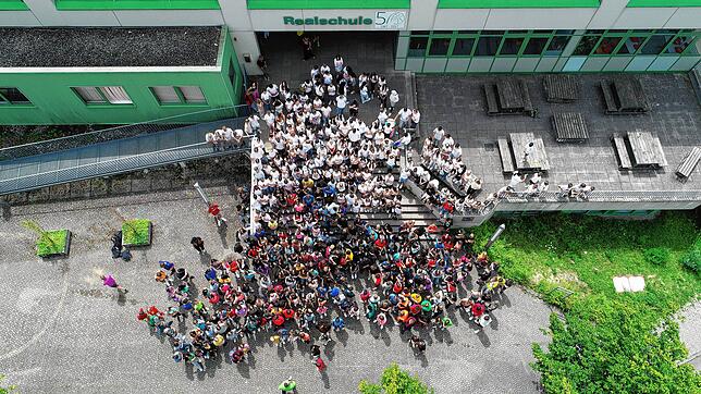 Das Bild visualisiert: Alle mit weißem T-Shirt sind aus Überlingen, die anderen, mit bunten T-Shirts, sind Einpendler.