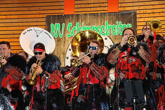 Für die Güttinger Guggenmusik „Bad Bulls“ war ihr lautstarker Auftritt in der Buchenseehalle ein Heimspiel.