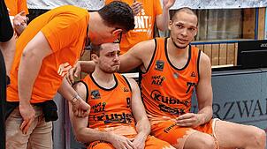 Die Enttäuschung über das Saison-Aus ist groß bei Schwenningens Kapitän Paul Isbetcherian (Mitte) und Mitspieler Chris Okolie (rechts).