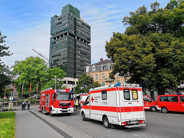 Der Großeinsatz von Feuerwehr und DRK am Dienstagvormittag am Lörracher Rathaus.