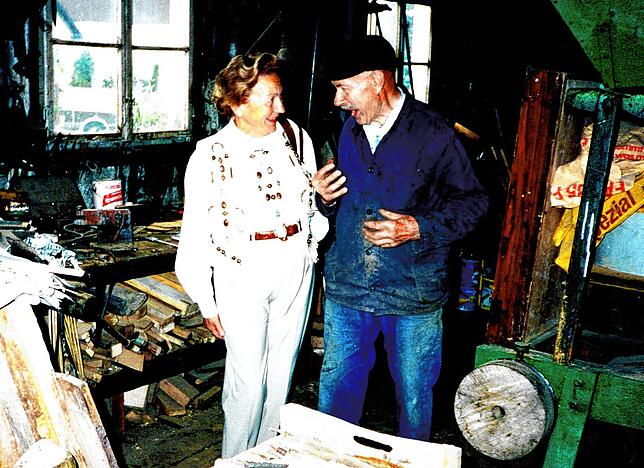 Bernardette Maier, Ehefrau von Motorkonstrukteuer Josef Maier, im Gespräch mit Karl Widmer.