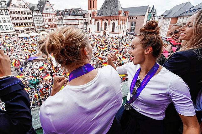 Die Spielerinnen Alexandra Popp (links) und Lina Magull werden auf dem Balkon des Römer gefeiert.