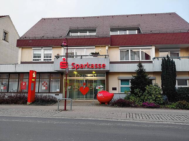 Die Sparkasse Salem-Heiligenberg will die Filiale in Heiligenberg verlegen. Im Gebäude könnte der Dorfladen eingerichtet werden. Die ...