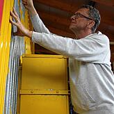 Auch Bürgermeister Joachim Grüner legte Hand an und rückte dem Lack zu Leibe.
