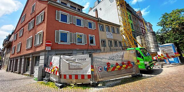 Seit Monaten ist hier am Bodanplatz/Ecke Hüetlinstraße eine Baustelle. Auch das Haus am Bodanplatz 14 (direkt hinter dem Kran) wird ...