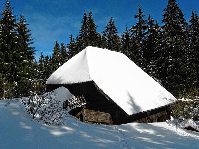 Verschneit im Wald versteckt: Das Heidenschlössle. Auch in milden Wintern gibt es hier noch Schnee.