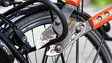 Mit Hilfe eines Bolzenschneiders wird versucht, an einem Fahrrad ein Bügelschloss aufzubrechen.