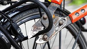 Mit Hilfe einer Astschere sind Fahrradschlösser oft schnell geknackt. Gerade teuere Pedelecs sind ein begehrtes Diebesgut.