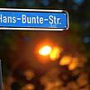 Das Straßenschild &bdquo;Hans-Bunte-Straße&ldquo; wurde zum Symbol eines Tatorts: Mitte Oktober 2018 soll dort eine 18-Jährige nachts in ...