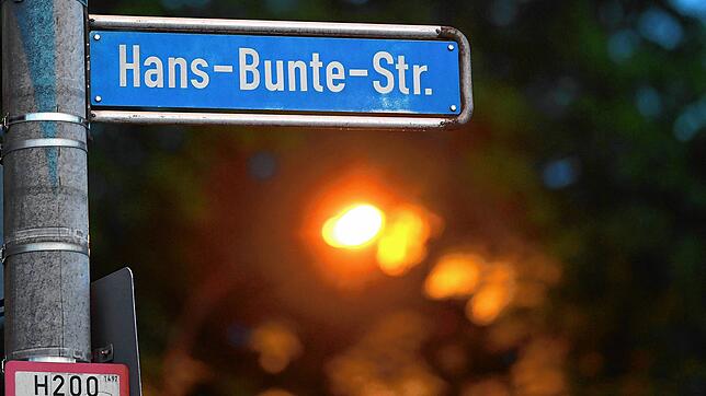 Das Straßenschild &bdquo;Hans-Bunte-Straße&ldquo; wurde zum Symbol eines Tatorts: Mitte Oktober 2018 soll dort eine 18-Jährige nachts in ...