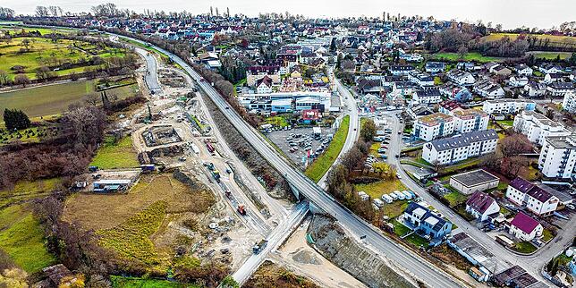 Die Kaltbrunner Straße, die unter der B33 durchführt, wird durch eine provisorische Brücke ersetzt.