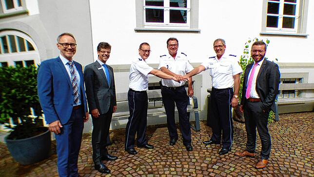 Stabwechsel bei der Polizei in Markdorf: Günter Reiners (Zweiter von rechts) ist der neue Leiter des Polizeipostens, er folgt auf Robin ...