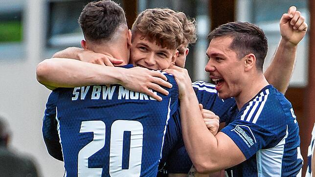 Wir sind wieder da: Der SV BW Murg jubelt über den 3:2-Sieg beim FC Wallbach. Über den Erfolg freuen sich (von links) Dionisio Cascio ...