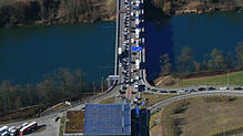 Die verstopfte Autobahnbrücke am Mittwochnachmittag mit dem deutschen Zoll aus der Luft gesehen.