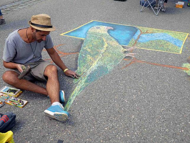 Viele der Profis beim Street-Art-Festival kommen aus Italien wie Stefano Buonante mit seinem plaktiven Vogelmotiv.
