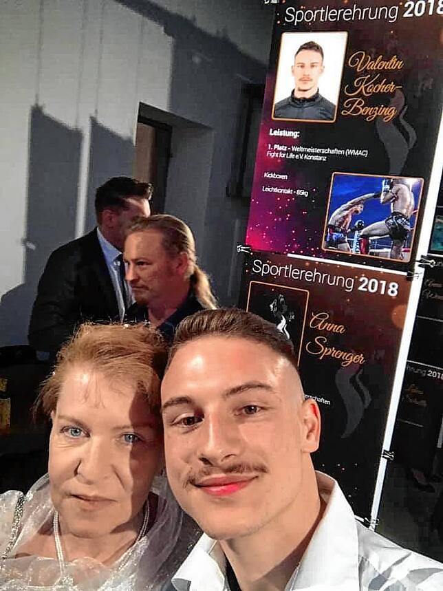 Valentin Kocher-Benzing mit seiner Mutter bei der Sportlerehrung in Konstanz.