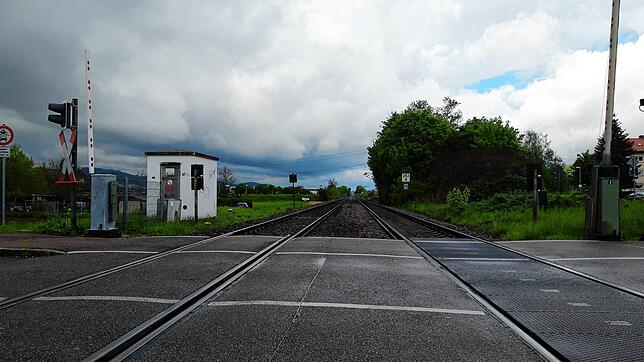 In Warmbach entsteht westlich des Bahnübergang ein neuer Haltepunkt.