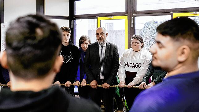 Jürgen Berger (Mitte) bei der Arbeit mit einer Schulklasse. Der 69-Jährige widmet sich der Gewaltprävention und leitet Seminare unter ...