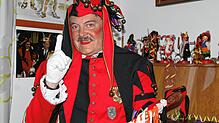 Roland Drews ist seit 36 Jahren Hans-Kuony-Darsteller. Immer mit dabei hat er seinen kurzen Stab, auch der Zeigefinger ist immer ...