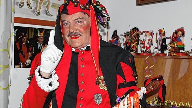 Roland Drews ist seit 36 Jahren Hans-Kuony-Darsteller. Immer mit dabei hat er seinen kurzen Stab, auch der Zeigefinger ist immer ...