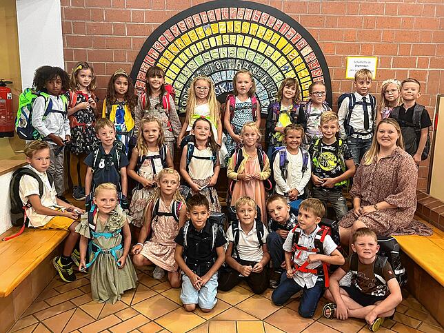 Die Klasse 1a der Grundschule Mühlhausen-Ehingen mit ihrer Klassenlehrerin Hannah Schwarz bei ihrer Einschulungsfeier.