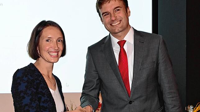 Landrat Zeno Danner (rechts) gratuliert Susen Katter zum Wahlsieg.