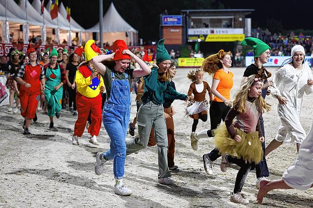 Bild 6: Tausende beim Showabend zur Eröffnung des Fest der Pferde 2024