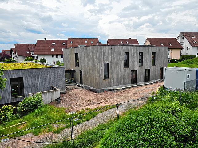 An das beisherige Gebäude des Kinderhauses Mönchweiler (links) schließt sich durch einen Anbau die zweistöckige Erweiterung (rechts) an.