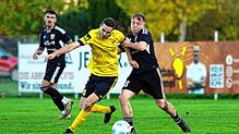 Tabellenführer SV Denkingen (Marc Reichle, links), will sich vom Weg zur Meisterschaft auch von Gastgeber SV Mühlhausen (Andrin Wurster) ...