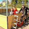 Roland Erndle hat einen Fußball-Court gebaut, der vielleicht in Serie geht. Seine Söhne Leon (links) und Marlon nutzen bereits das von ...