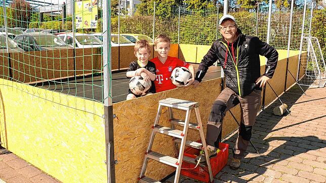 Roland Erndle hat einen Fußball-Court gebaut, der vielleicht in Serie geht. Seine Söhne Leon (links) und Marlon nutzen bereits das von ...