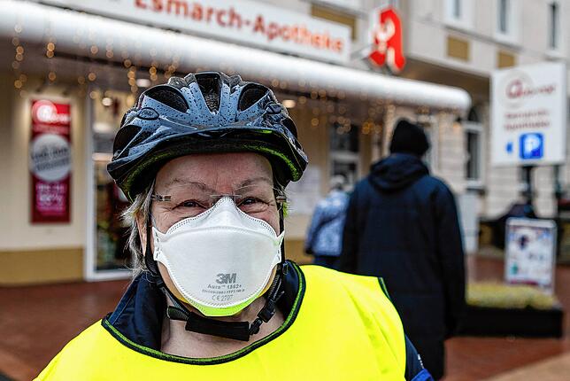 Ein Pflicht zum Tragen von FFP2-Masken, wie sie diese Radfahrerin trägt, fordert Antes für enge Innenstädte.