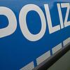 Das Wort "Polizei" steht auf einem Einsatzwagen.