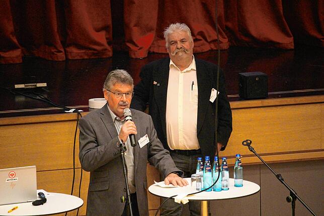 Döggingens Ortsvorsteher Dieter Fehrenbacher (vorne) und Waldhausens Ortsvorsteher Horst Kritzer äußern sich zum geplanten Windpark.