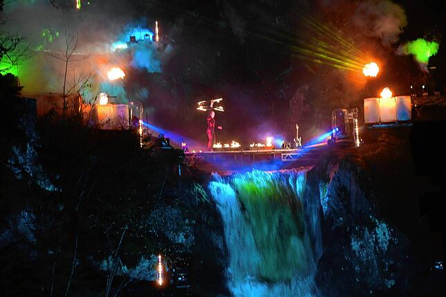 Bild 40: Wie ein Feuerkünstler den Triberger Wasserfall in ein Flammenmeer verwandelt