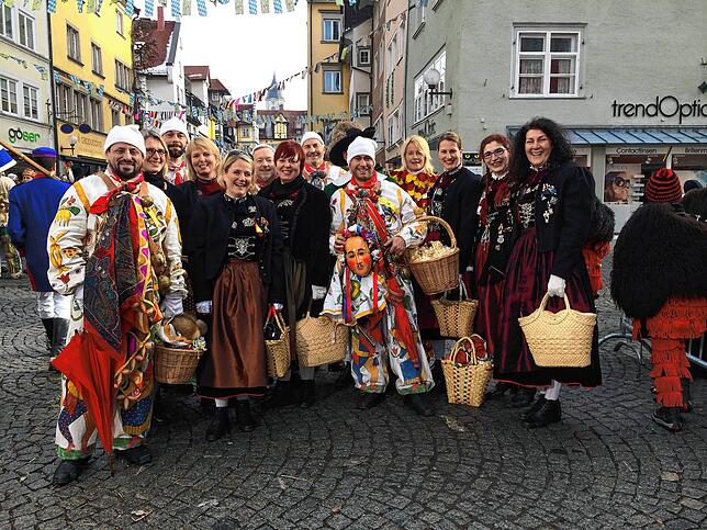 2016 ist Germán Soriano Pena (vorne in der Mitte) zusammen mit der Donaueschinger Narrenzunft Frohsinn beim Narrentreffen in Lindau mit ...