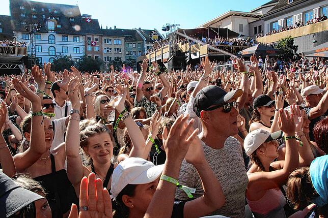 Finale in Schaffhausen: So bunt war der Auftritt von Mark Forster, Plüsch und Dean Lewis.