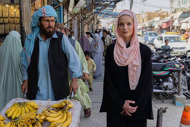 RTL-Reporterin Liv von Boetticher in einer Geschäftsstraße in Kabul. 2022 war sie zum ersten Mal in der afghanischen Hauptstadt.