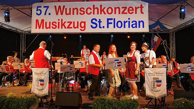 Bild 12: Waldshuter Chilbi 2025: Volles Haus beim 57. Wunschkonzert des Musikzugs St. Florian - das sind die schönsten Bilder