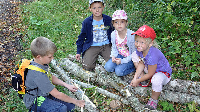 Die Kinder kommen gerne zum Walderlebnistag mit dem Förster im Rahmen des Blumberger Ferienprogramms. Bild: Larissa Meister